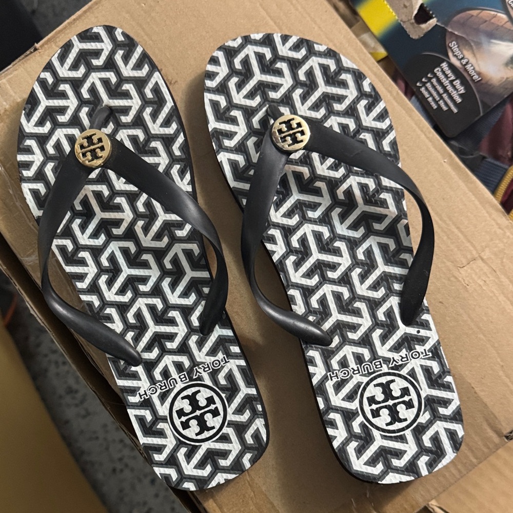 NEW Tory Burch Black and White Geometric Flip Flops (Worn Once)